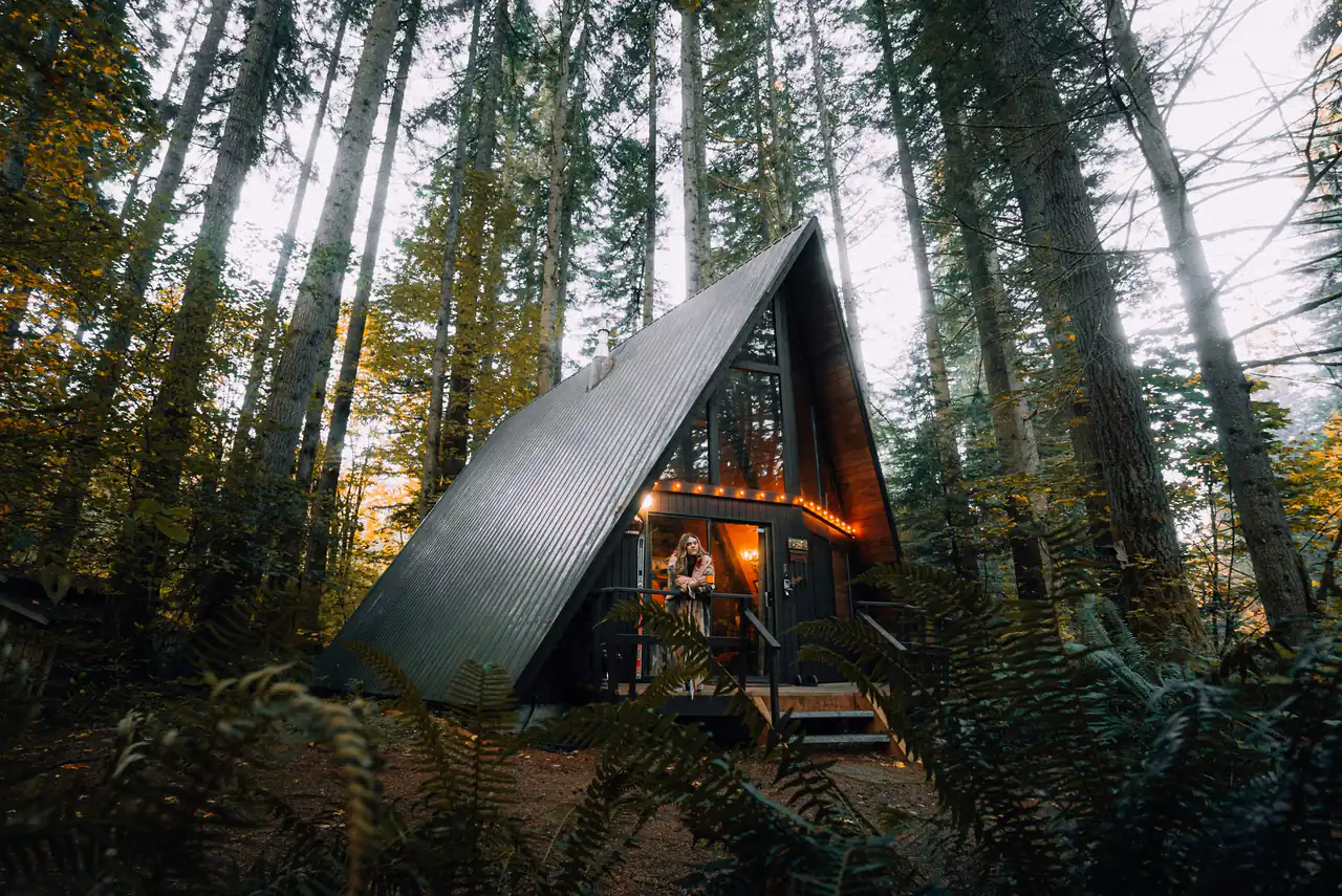 Глэмпинг A-frame в лесу на закате